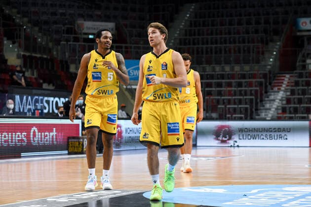 Barry Brown Jr. (MHP Riesen Ludwigsburg) spricht zufrieden mit Jordan Hulls (MHP Riesen Ludwigsburg), GER, MHP Riesen Ludwigsburg vs. ALBA Berlin, 08.12.2020, 6. Spieltag easycredit Basketball Bundesliga, Spielzeit 2020 2021. GER, MHP Riesen Ludwigsburg vs. ALBA Berlin, 08.12.2020, 6. Spieltag easycredit Basketball Bundesliga, Spielzeit 2020 2021. Ludwigsburg Copyright: xEibnerxPressefoto MichaelxMemmlerx EP_MMR