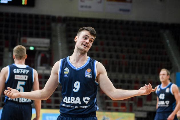 Jonas Mattisseck (ALBA Berlin) diskutiert mit dem Schiedsrichter, GER, MHP Riesen Ludwigsburg vs. ALBA Berlin, 08.12.2020, 6. Spieltag easycredit Basketball Bundesliga, Spielzeit 2020 2021. GER, MHP Riesen Ludwigsburg vs. ALBA Berlin, 08.12.2020, 6. Spieltag easycredit Basketball Bundesliga, Spielzeit 2020 2021. Ludwigsburg Copyright: xEibnerxPressefoto MichaelxMemmlerx EP_MMR