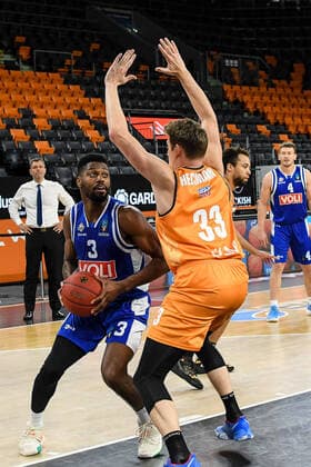 GER, EuroCup, ratiopharm ulm vs Buducnost VOLI Podgorica 08.12.2020, ratiopharm arena, Neu-Ulm, GER, EuroCup, ratiopharm ulm vs Buducnost VOLI Podgorica, im Bild Melvin Ejim (Podgorica, 3), Patrick Heckmann (Ulm, 33)