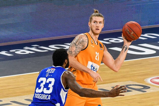 GER, EuroCup, ratiopharm ulm vs Buducnost VOLI Podgorica 08.12.2020, ratiopharm arena, Neu-Ulm, GER, EuroCup, ratiopharm ulm vs Buducnost VOLI Podgorica, im Bild Willie Reed (Podgorica, 33), Dylan Osetkowski (Ulm, 21)