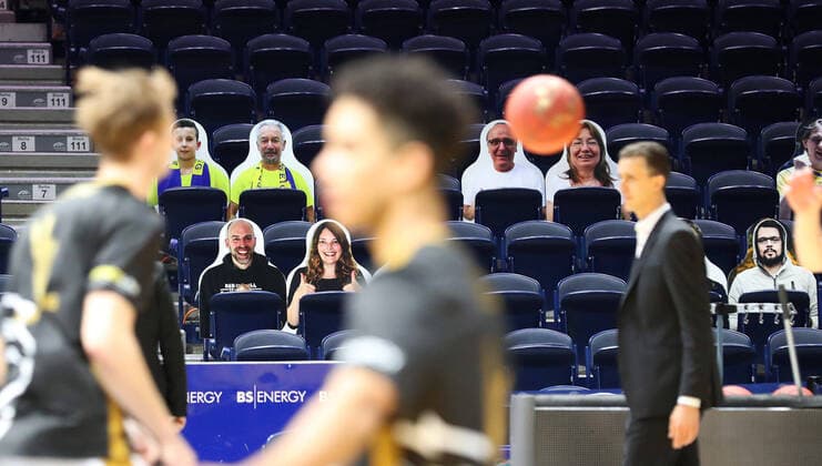 Löwen Braunschweig vs. Giessen, BBL Braunschweig, 08.12.2020, BASKETBALL - easyCredit BBL Basketball Bundesliga, Löwen Braunschweig vs. JobStairs Giessen 46ers, Saison 2020 21. Löwen Braunschweig Fans aus Pappe Braunschweig