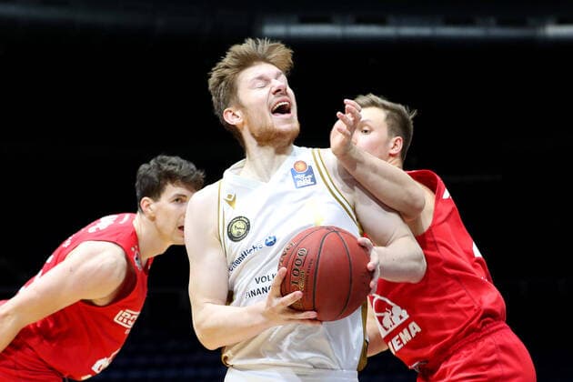 Löwen Braunschweig vs. Giessen, BBL Braunschweig, 08.12.2020, BASKETBALL - easyCredit BBL Basketball Bundesliga, Löwen Braunschweig vs. JobStairs Giessen 46ers, Saison 2020 21.Luc van Slooten (Löwen Braunschweig) , Bjarne Kraushaar (Giessen) Braunschweig