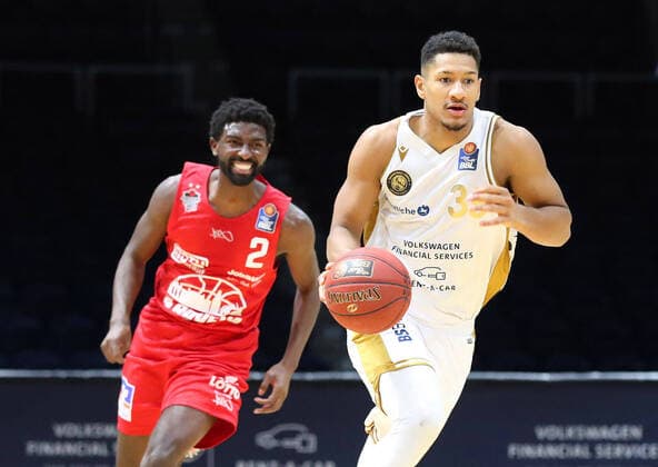 Sport Bilder des Tages Löwen Braunschweig vs. Giessen, BBL Braunschweig, 08.12.2020, BASKETBALL - easyCredit BBL Basketball Bundesliga, Löwen Braunschweig vs. JobStairs Giessen 46ers, Saison 2020 21. Isaac Hamilton (Giessen), Karim Jallow (Löwen Braunschweig) Braunschweig