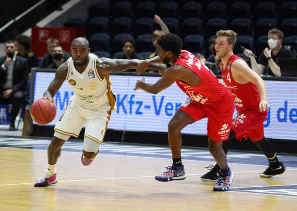 Löwen Braunschweig vs. Giessen, BBL Braunschweig, 08.12.2020, BASKETBALL - easyCredit BBL Basketball Bundesliga, Löwen Braunschweig vs. JobStairs Giessen 46ers, Saison 2020 21. Bryon Allen (Löwen Braunschweig), Bjarne Kraushaar (Giessen) Braunschweig