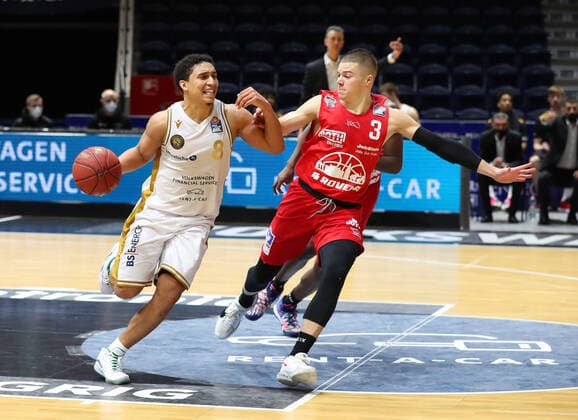 Löwen Braunschweig vs. Giessen, BBL Braunschweig, 08.12.2020, BASKETBALL - easyCredit BBL Basketball Bundesliga, Löwen Braunschweig vs. JobStairs Giessen 46ers, Saison 2020 21. James Robinson (Löwen Braunschweig), Liam OÂ Reilly (Giessen) Braunschweig