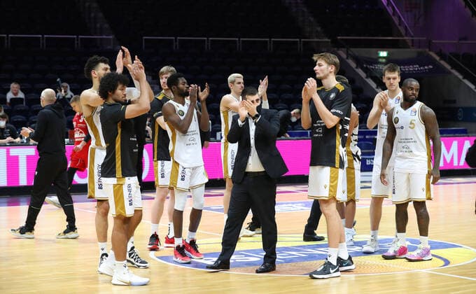 Löwen Braunschweig vs. Giessen, BBL Braunschweig, 08.12.2020, BASKETBALL - easyCredit BBL Basketball Bundesliga, Löwen Braunschweig vs. JobStairs Giessen 46ers, Saison 2020 21. Schlussjubel Braunschweig