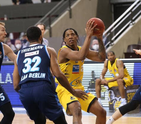 V.li. Johannes Thiemann (Alba), Desi Rodriguez (Riesen) . MHP Riesen Ludwigsburg vs. Alba Berlin . Basketball-Bundesliga 2020-2021. Ludwigsburg , GER, 08.12.2020,