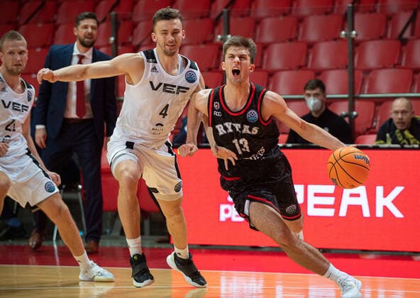 (201209) -- VILNIUS, Dec. 9, 2020 -- Augustas Marciulionis (R) of Rytas Vilnius competes during the Europe Basketball Champions League regular season group E match between Rytas Vilnius and VEF Riga in Vilnius, Lithuania, on Dec. 8, 2020. (Photo by Xinhua) (SP)LITHUANIA-VILNIUS-BASKETBALL-EUROPE CHAMPIONS LEAGUE AlfredasxPliadis 