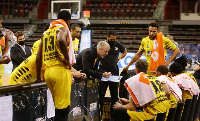 Ludwigsburg , Basketball easyCredit BBL Bundesliga , MHP RIESEN Ludwigsburg vs. Alba Berlin , John Patrick ( Trainer Riesen ) mit seiner Mannschaft bei einer Auszeit