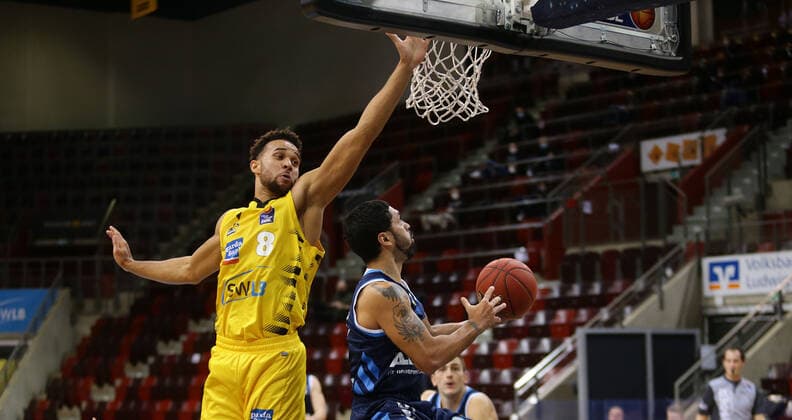 Ludwigsburg , Basketball easyCredit BBL Bundesliga , MHP RIESEN Ludwigsburg vs. Alba Berlin , von links: Elias Harris ( Riesen ) Peyton Siva ( Alba)