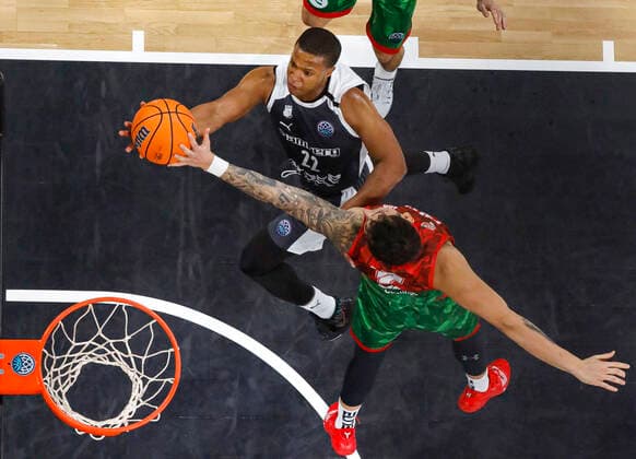 links Devon Hall (Brose Bamberg, 22) rechts Mahir Agva (Pinar Karsiyaka, 07) Basketball Champions League 2020 21, Gruppenphase Spieltag 3, Brose Bamberg - Pinar Karsiyaka 08.12.2020, Bamberg, Brose Arena Foto: Daniel Löb r MFM Liste zzgl. Mehrwertsteuer. Verwendung des Fotos ausserhalb journalistischer Zwecke bitte Ruecksprache mit dem Fotografen halten. - Bennet Hundt (Brose Bamberg, 33) Devon Hall (Brose Bamberg, 22) Copyright: DanielxLöb