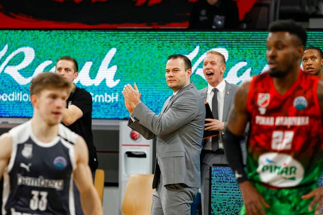 Headcoach Johan Roijakkers (Brose Bamberg) Basketball Champions League 2020 21, Gruppenphase Spieltag 3, Brose Bamberg - Pinar Karsiyaka 08.12.2020, Bamberg, Brose Arena Foto: Daniel Löb r MFM Liste zzgl. Mehrwertsteuer. Verwendung des Fotos ausserhalb journalistischer Zwecke bitte Ruecksprache mit dem Fotografen halten. - Copyright: DanielxLöb