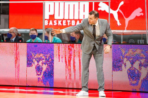 Headcoach Johan Roijakkers (Brose Bamberg) Basketball Champions League 2020 21, Gruppenphase Spieltag 3, Brose Bamberg - Pinar Karsiyaka 08.12.2020, Bamberg, Brose Arena Foto: Daniel Löb r MFM Liste zzgl. Mehrwertsteuer. Verwendung des Fotos ausserhalb journalistischer Zwecke bitte Ruecksprache mit dem Fotografen halten. - Copyright: DanielxLöb