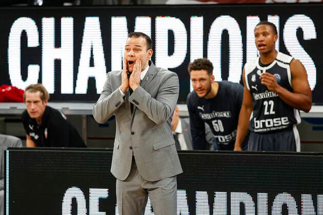 Headcoach Johan Roijakkers (Brose Bamberg) Basketball Champions League 2020 21, Gruppenphase Spieltag 3, Brose Bamberg - Pinar Karsiyaka 08.12.2020, Bamberg, Brose Arena Foto: Daniel Löb r MFM Liste zzgl. Mehrwertsteuer. Verwendung des Fotos ausserhalb journalistischer Zwecke bitte Ruecksprache mit dem Fotografen halten. - Copyright: DanielxLöb