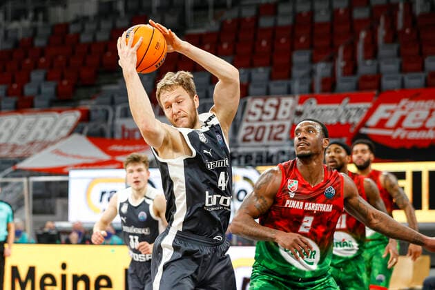 links Christian Sengfelder (Brose Bamberg, 43) rechts Raymar Morgan (Pinar Karsiyaka, 02) Basketball Champions League 2020 21, Gruppenphase Spieltag 3, Brose Bamberg - Pinar Karsiyaka 08.12.2020, Bamberg, Brose Arena Foto: Daniel Löb r MFM Liste zzgl. Mehrwertsteuer. Verwendung des Fotos ausserhalb journalistischer Zwecke bitte Ruecksprache mit dem Fotografen halten. - Copyright: DanielxLöb