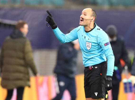 RB Leipzig - Manchester Utd 08.12.2020 Leipzig, 08.12.2020, Red Bull Arena, Champions League, Gruppe H, 6.Spieltag , RB Leipzig vs. Manchester United, ManU 3:2 (2:0) , Im Bild: Schiedsrichter Antonio Mateu Lahoz (ESP) ,