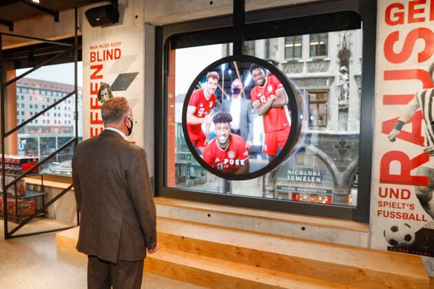 Der FC Bayern hat seine FC Bayern World offiziell eroeffnet. Praesident Herbert Hainer, der Vorstandsvorsitzende Karl-Heinz Rummenigge und Joerg Wacker, Vorstand fuer Internationalisierung und Strategie, gaben am 09.12.2020 den Startschuss und eroeffneten das neue Highlight des FC Bayern Muenchen im Herzen von Muenchen. Foto:FC Bayern Muenchen AG Pool via Sven Simon Fotoagentur . Eroeffnung der FC Bayern World