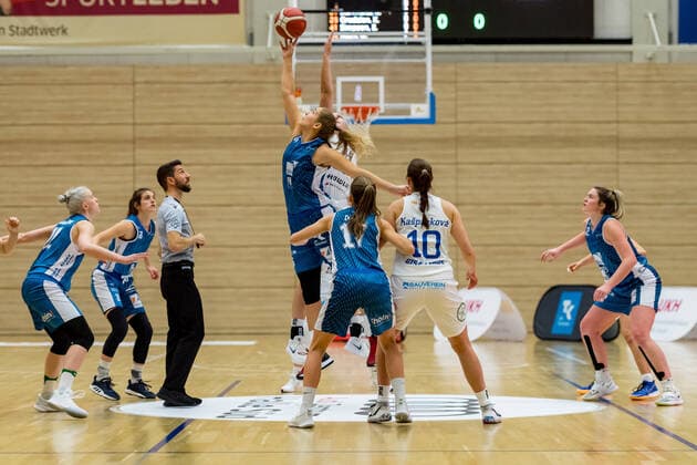 Anwurf im Spiel GISA Lions SV Halle vs. SNP BasCats USC Heidelberg Basketball - 1. Bundesliga - ERDGAS Sportarena Halle (Saale) 09.12.2020 Foto: Holger John Sachsen-Anhalt Deutschland