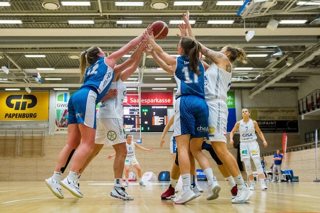 Barbora Kasparkowa (10, GISA Lions SV Halle) und Klaudia Grudzien (23, GISA Lions SV Halle) gegen Madison Nelson (Heidelberg) und Britta Daub (Heidelberg) GISA Lions SV Halle vs. SNP BasCats USC Heidelberg Basketball - 1. Bundesliga - ERDGAS Sportarena Halle (Saale) 09.12.2020 Foto: Holger John Sachsen-Anhalt Deutschland