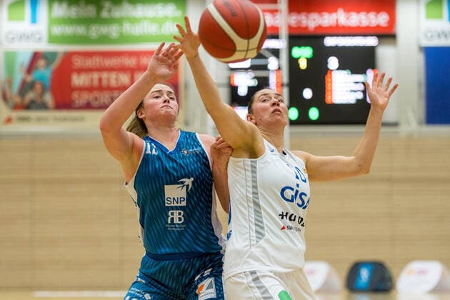 Barbora Kasparkowa (10, GISA Lions SV Halle) gegen Madison Nelson (Heidelberg) GISA Lions SV Halle vs. SNP BasCats USC Heidelberg Basketball - 1. Bundesliga - ERDGAS Sportarena Halle (Saale) 09.12.2020 Foto: Holger John Sachsen-Anhalt Deutschland