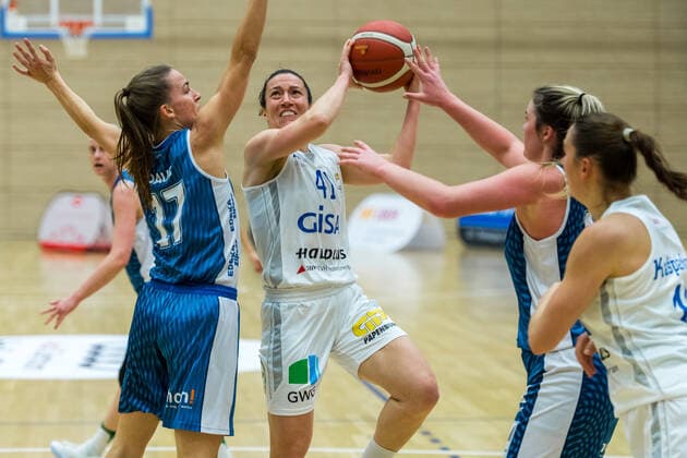 Eilidh Simpson (41, GISA Lions SV Halle) gegen Britta Daub (Heidelberg) GISA Lions SV Halle vs. SNP BasCats USC Heidelberg Basketball - 1. Bundesliga - ERDGAS Sportarena Halle (Saale) 09.12.2020 Foto: Holger John Sachsen-Anhalt Deutschland