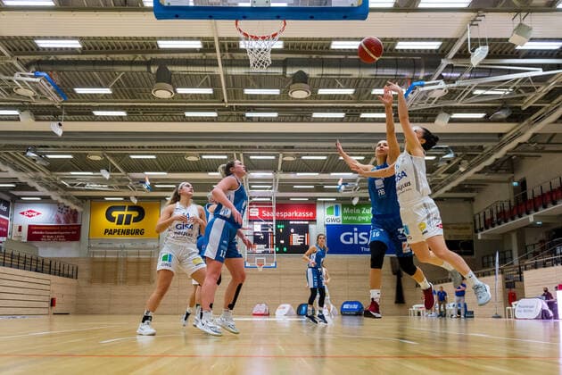 Eilidh Simpson (41, GISA Lions SV Halle) gegen Alica Moravcikova (Heidelberg) GISA Lions SV Halle vs. SNP BasCats USC Heidelberg Basketball - 1. Bundesliga - ERDGAS Sportarena Halle (Saale) 09.12.2020 Foto: Holger John Sachsen-Anhalt Deutschland