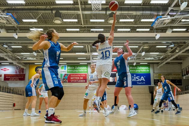Barbora Kasparkowa (10, GISA Lions SV Halle) unterm Korb GISA Lions SV Halle vs. SNP BasCats USC Heidelberg Basketball - 1. Bundesliga - ERDGAS Sportarena Halle (Saale) 09.12.2020 Foto: Holger John Sachsen-Anhalt Deutschland