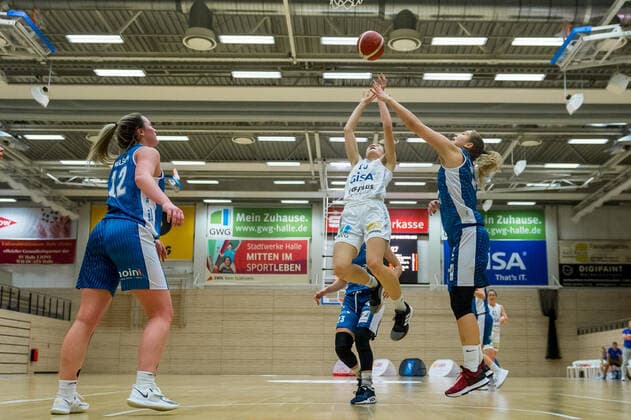 Charlotte Kreuter (13, GISA Lions SV Halle) setzt sich durch GISA Lions SV Halle vs. SNP BasCats USC Heidelberg Basketball - 1. Bundesliga - ERDGAS Sportarena Halle (Saale) 09.12.2020 Foto: Holger John Sachsen-Anhalt Deutschland