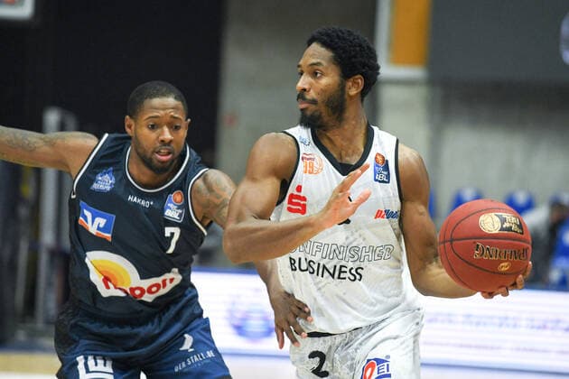 Terrell Harris (Niners Chemnitz) im Zweikampf mit Haywood Highsmith (HAKRO Merlins Crailsheim), GER, HAKRO Merlins Crailsheim vs. Niners Chemnitz, 09.12.2020, 1. Spieltag easycredit Basketball Bundesliga, Spielzeit 2020 2021. GER, HAKRO Merlins Crailsheim vs. Niners Chemnitz, 09.12.2020, 1. Spieltag easycredit Basketball Bundesliga, Spielzeit 2020 2021 Crailsheim Copyright: xEibnerxPressefoto MichaelxMemmlerx EP_MMR