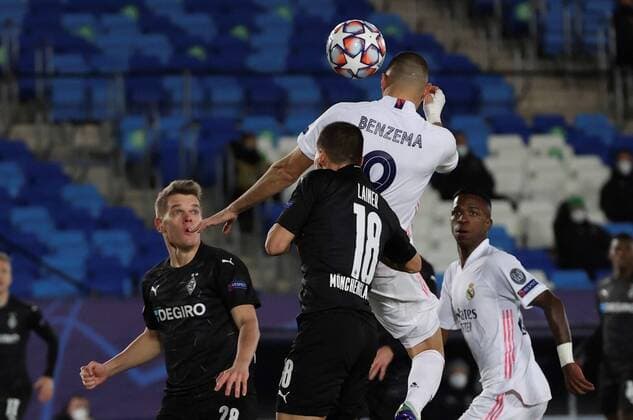 Sport Bilder des Tages Real Madrid s striker Karim Benzema (2-R) heads for scoring the 1-0 during the UEFA Champions League group B soccer match between Real Madrid and Borussia Monchengladbach at Alfredo Di Stefano stadium in Madrid, Spain, 09 December 2020. Real Madrid - Borussia Monchengladbach !ACHTUNG: NUR REDAKTIONELLE NUTZUNG!  Copyright: xJuanJoxMartínx GRAF2524 20201209-637431453383284732