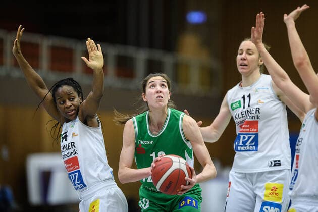Flippo Baskets BG 74 Göttingen - Rutronik Stars Keltern Basketball DBBL Pokal, Achtelfinale, Flippo Baskets BG 74 Göttingen - Rutronik Stars Keltern, Saison 2020 21, 09.12.2020, Göttingen. Göttingens Vasiliki Karambatsa (M) spielt gegen Kelterns Emmanuella Mayombo (l) und Kelterns Mailis Pokk. Göttingen Niedersachsen Deutschland