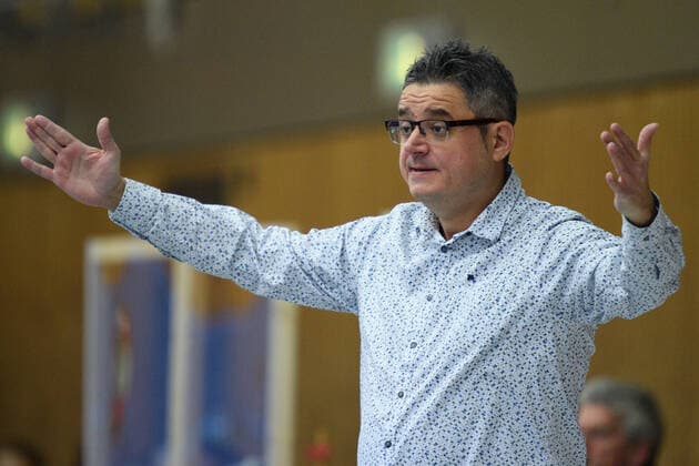 Flippo Baskets BG 74 Göttingen - Rutronik Stars Keltern Basketball DBBL Pokal, Achtelfinale, Flippo Baskets BG 74 Göttingen - Rutronik Stars Keltern, Saison 2020 21, 09.12.2020, Göttingen. Göttingens Trainer Goran Lojo gestikuliert m Spielfeldrand. Göttingen Niedersachsen Deutschland