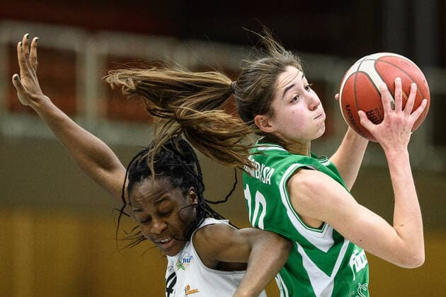 Flippo Baskets BG 74 Göttingen - Rutronik Stars Keltern Basketball DBBL Pokal, Achtelfinale, Flippo Baskets BG 74 Göttingen - Rutronik Stars Keltern, Saison 2020 21, 09.12.2020, Göttingen. Göttingens Vasiliki Karambatsa (r) spielt gegen Kelterns Emmanuella Mayombo. Göttingen Niedersachsen Deutschland
