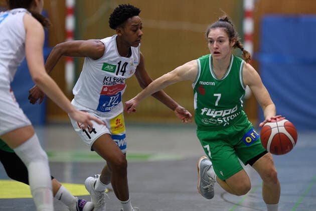 Flippo Baskets BG 74 Göttingen - Rutronik Stars Keltern Basketball DBBL Pokal, Achtelfinale, Flippo Baskets BG 74 Göttingen - Rutronik Stars Keltern, Saison 2020 21, 09.12.2020, Göttingen. Göttingens Jennifer Crowder (r) spielt gegen Kelterns Tayler Mingo. Göttingen Niedersachsen Deutschland