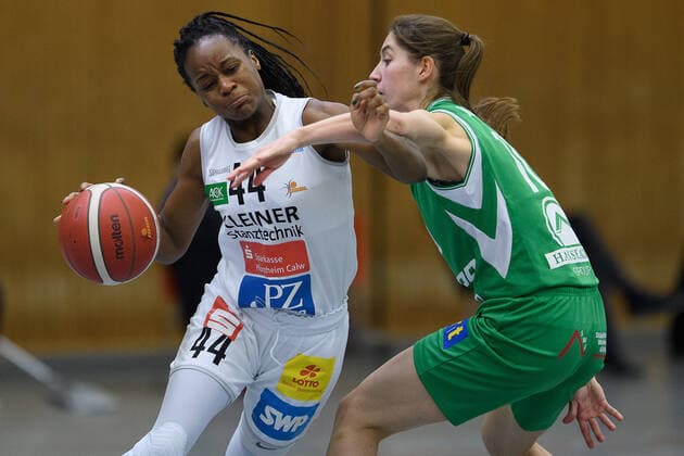 Flippo Baskets BG 74 Göttingen - Rutronik Stars Keltern Basketball DBBL Pokal, Achtelfinale, Flippo Baskets BG 74 Göttingen - Rutronik Stars Keltern, Saison 2020 21, 09.12.2020, Göttingen. Kelterns Emmanuella Mayombo (l) spielt gegen Göttingens Vasiliki Karambatsa. Göttingen Niedersachsen Deutschland