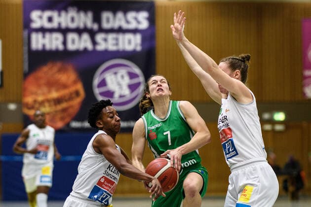 Flippo Baskets BG 74 Göttingen - Rutronik Stars Keltern Basketball DBBL Pokal, Achtelfinale, Flippo Baskets BG 74 Göttingen - Rutronik Stars Keltern, Saison 2020 21, 09.12.2020, Göttingen. Göttingens Jennifer Crowder (M) spielt gegen Kelterns Tayler Mingo (l) und Mailis Pokk. Göttingen Niedersachsen Deutschland