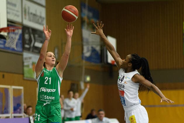 Flippo Baskets BG 74 Göttingen - Rutronik Stars Keltern Basketball DBBL Pokal, Achtelfinale, Flippo Baskets BG 74 Göttingen - Rutronik Stars Keltern, Saison 2020 21, 09.12.2020, Göttingen. Göttingens Riley Lupfer (l) spielt gegen Kelterns Emmanuella Mayombo. Göttingen Niedersachsen Deutschland