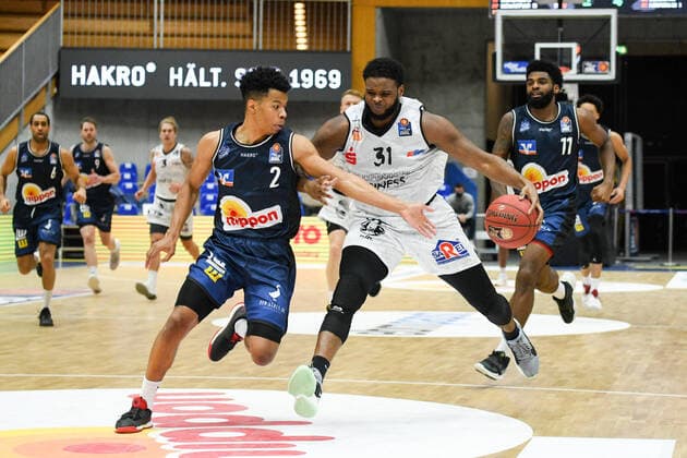 Joe Lawson (Niners Chemnitz) im Zweikampf mit Trae Bell-Haynes (HAKRO Merlins Crailsheim), GER, HAKRO Merlins Crailsheim vs. Niners Chemnitz, 09.12.2020, 1. Spieltag easycredit Basketball Bundesliga, Spielzeit 2020 2021. GER, HAKRO Merlins Crailsheim vs. Niners Chemnitz, 09.12.2020, 1. Spieltag easycredit Basketball Bundesliga, Spielzeit 2020 2021 Crailsheim Copyright: xEibnerxPressefoto MichaelxMemmlerx EP_MMR
