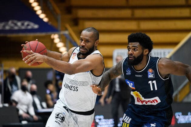 Virgil Matthews (Niners Chemnitz) im Zweikampf mit Tim Coleman (HAKRO Merlins Crailsheim), GER, HAKRO Merlins Crailsheim vs. Niners Chemnitz, 09.12.2020, 1. Spieltag easycredit Basketball Bundesliga, Spielzeit 2020 2021. GER, HAKRO Merlins Crailsheim vs. Niners Chemnitz, 09.12.2020, 1. Spieltag easycredit Basketball Bundesliga, Spielzeit 2020 2021 Crailsheim Copyright: xEibnerxPressefoto MichaelxMemmlerx EP_MMR