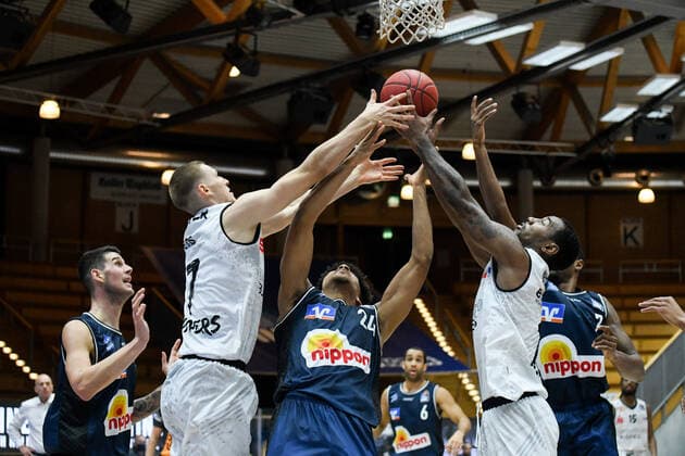 Jonas Richter (Niners Chemnitz) und Isiah Mike (Niners Chemnitz) am Korb gegen Jeremy Jones (HAKRO Merlins Crailsheim), GER, HAKRO Merlins Crailsheim vs. Niners Chemnitz, 09.12.2020, 1. Spieltag easycredit Basketball Bundesliga, Spielzeit 2020 2021. GER, HAKRO Merlins Crailsheim vs. Niners Chemnitz, 09.12.2020, 1. Spieltag easycredit Basketball Bundesliga, Spielzeit 2020 2021 Crailsheim Copyright: xEibnerxPressefoto MichaelxMemmlerx EP_MMR