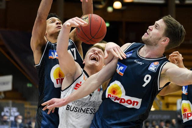 Fabian Bleck (HAKRO Merlins Crailsheim) und Jamuni McNeace (HAKRO Merlins Crailsheim) verteidigen gegen Luis Figge (Niners Chemnitz), GER, HAKRO Merlins Crailsheim vs. Niners Chemnitz, 09.12.2020, 1. Spieltag easycredit Basketball Bundesliga, Spielzeit 2020 2021. GER, HAKRO Merlins Crailsheim vs. Niners Chemnitz, 09.12.2020, 1. Spieltag easycredit Basketball Bundesliga, Spielzeit 2020 2021 Crailsheim Copyright: xEibnerxPressefoto MichaelxMemmlerx EP_MMR