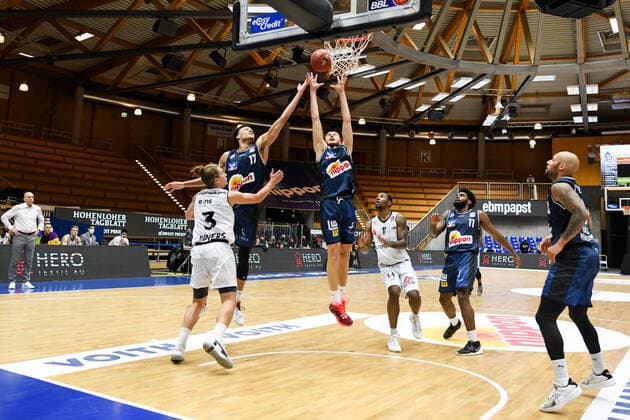 Jamuni McNeace (HAKRO Merlins Crailsheim) und Radii Caisin (HAKRO Merlins Crailsheim) verteidigen gegen Malte Ziegenhagen (Niners Chemnitz), GER, HAKRO Merlins Crailsheim vs. Niners Chemnitz, 09.12.2020, 1. Spieltag easycredit Basketball Bundesliga, Spielzeit 2020 2021. GER, HAKRO Merlins Crailsheim vs. Niners Chemnitz, 09.12.2020, 1. Spieltag easycredit Basketball Bundesliga, Spielzeit 2020 2021 Crailsheim Copyright: xEibnerxPressefoto MichaelxMemmlerx EP_MMR