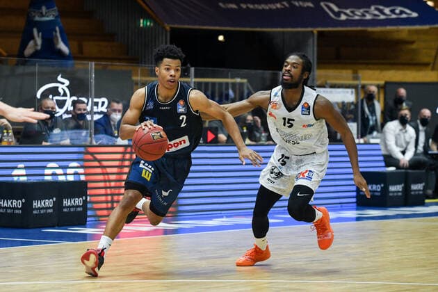 Trae Bell-Haynes (HAKRO Merlins Crailsheim) im Zweikampf mit Marcus Thornton (Niners Chemnitz), GER, HAKRO Merlins Crailsheim vs. Niners Chemnitz, 09.12.2020, 1. Spieltag easycredit Basketball Bundesliga, Spielzeit 2020 2021. GER, HAKRO Merlins Crailsheim vs. Niners Chemnitz, 09.12.2020, 1. Spieltag easycredit Basketball Bundesliga, Spielzeit 2020 2021 Crailsheim Copyright: xEibnerxPressefoto MichaelxMemmlerx EP_MMR
