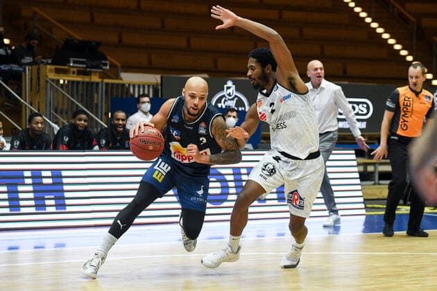 Maurice Stuckey (HAKRO Merlins Crailsheim) im Zweikampf mit Terrell Harris (Niners Chemnitz), GER, HAKRO Merlins Crailsheim vs. Niners Chemnitz, 09.12.2020, 1. Spieltag easycredit Basketball Bundesliga, Spielzeit 2020 2021. GER, HAKRO Merlins Crailsheim vs. Niners Chemnitz, 09.12.2020, 1. Spieltag easycredit Basketball Bundesliga, Spielzeit 2020 2021 Crailsheim Copyright: xEibnerxPressefoto MichaelxMemmlerx EP_MMR