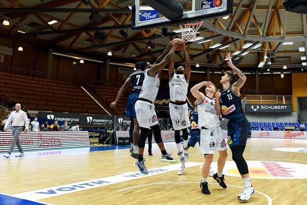 Sport Bilder des Tages Isiah Mike (Niners Chemnitz), Virgil Matthews (Niners Chemnitz), Luis Figge (Niners Chemnitz) am Korb gegen Haywood Highsmith (HAKRO Merlins Crailsheim) und Bogdan Radosavljevic (HAKRO Merlins Crailsheim), GER, HAKRO Merlins Crailsheim vs. Niners Chemnitz, 09.12.2020, 1. Spieltag easycredit Basketball Bundesliga, Spielzeit 2020 2021. GER, HAKRO Merlins Crailsheim vs. Niners Chemnitz, 09.12.2020, 1. Spieltag easycredit Basketball Bundesliga, Spielzeit 2020 2021 Crailsheim Copyright: xEibnerxPressefoto MichaelxMemmlerx EP_MMR