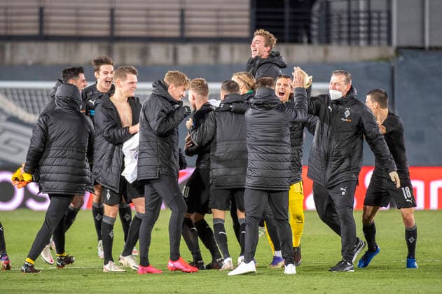 Bilder des Jahres 2020, Sport 12 Dezember Sport Themen der Woche KW50 Sport Bilder des Tages Freudentanz der Borussen auf dem Platz, GER, Real Madrid vs. Borussia Moenchengladbach, Fussball, Champions League, Gruppenspiel, Saison 2020 2021, 09.12.2020 GER, Real Madrid vs. Borussia Moenchengladbach, Fussball, Champions League, Gruppenspiel, Saison 2020 2021, 09.12.2020 Madrid *** Dance of Joy of the Borussians on the pitch, GER, Real Madrid vs Borussia Moenchengladbach, Football, Champions League, Group Game, Season 2020 2021, 09 12 2020 GER, Real Madrid vs Borussia Moenchengladbach, Football, Champions League, Group Game, Season 2020 2021, 09 12 2020 Madrid Copyright: xEibnerxPressefotox xBenjaminxSOELZERx EP_EER