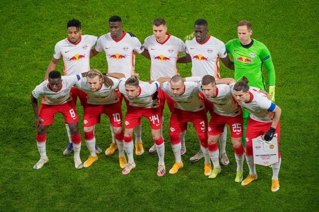 O.R.v.l. Christopher NKUNKU (L),Nordi MUKIELE (L), Willi ORBAN (L), Ibrahima KONATE (L), Torwart Peter GULACSI (L), u.R.v.l. Amadou HAIDARA (L), Emil FORSBERG (L), Kevin KAMPL (L), ANGELINO (L), Daniel OLMO (L), Marcel SABITZER (L), Fussball Champions League, Gruppenphase, Gruppe H, Spieltag 6, RB Leipzig (L) - Manchester United, ManU FC (United) 3:2, am 08.12.2020 in Leipzig Deutschland. Â