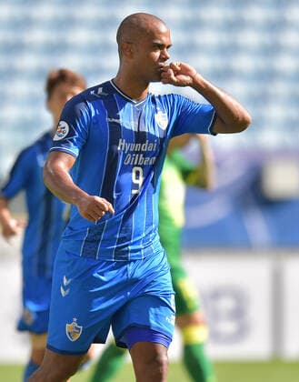 (201210) -- DOHA, Dec. 10, 2020 -- Junior Negrao of Ulsan Hyundai FC celebrates scoring during the quarterfinal match between Beijing Guoan FC of China and Ulsan Hyundai FC of South Korea at the AFC Champions League in Doha, Qatar, Dec. 10, 2020. (Photo by Xinhua) (SP)QATAR-DOHA-FOOTBALL-AFC CHAMPIONS LEAGUE-ULSAN HYUNDAI-BEIJING GUOAN Nikku 