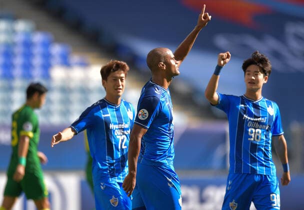 (201210) -- DOHA, Dec. 10, 2020 -- Junior Negrao (2nd R) of Ulsan Hyundai FC celebrates scoring during the quarterfinal match between Beijing Guoan FC of China and Ulsan Hyundai FC of South Korea at the AFC Champions League in Doha, Qatar, Dec. 10, 2020. (Photo by Xinhua) (SP)QATAR-DOHA-FOOTBALL-AFC CHAMPIONS LEAGUE-ULSAN HYUNDAI-BEIJING GUOAN Nikku 
