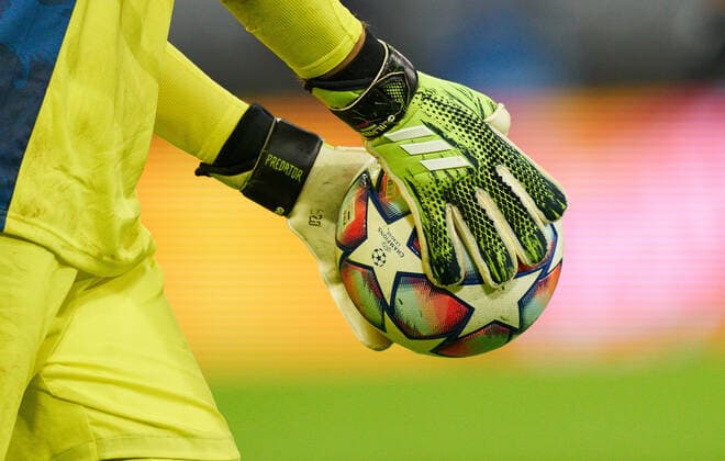 Symbol, Illustration, Feature, Symbolfoto, Schmuckbild, official UEFA Champions League match ball game ball Adidas Finale 19,leather ball, football, goalkeeper, goaltender, Torwart, Torhueter, Goalie, Mann im Tor, Parade , Rettung , Rettungstat, Torwarthandschuhe, gloves in the match FC BAYERN MUENCHEN - LOKOMOTIVE MOSKAU 2-0 of football UEFA Champions League group stage in season 2020 2021 in Munich, December 9, 2020.